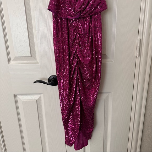 NWT Belle Badgley Mischka
Isabella Sequin Mock Neck Sleeveless Pencil Dress - Picture 6 of 9